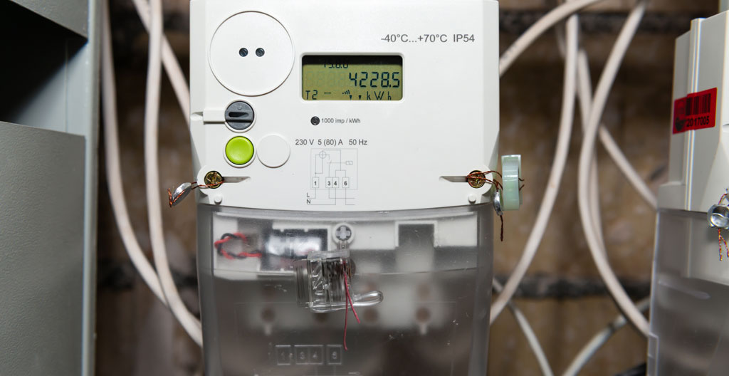 Compteur électrique industriel de type SAPHIR avec affichage numérique sur panneau technique